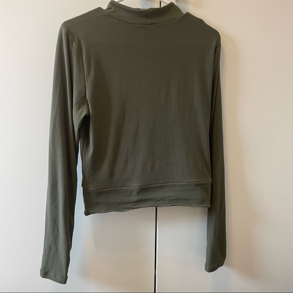 3/$25🌟Long sleeve crop top - Picture 7 of 8